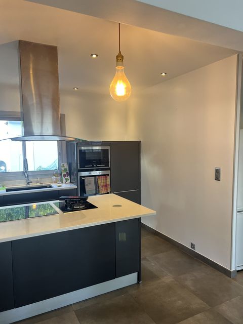 Cuisine moderne avec plan de travail et four apres travaux de peinture, Cote Deco by JM