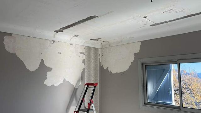Decollement d'ancien enduit avant refection de plafond, preparation avant peinture