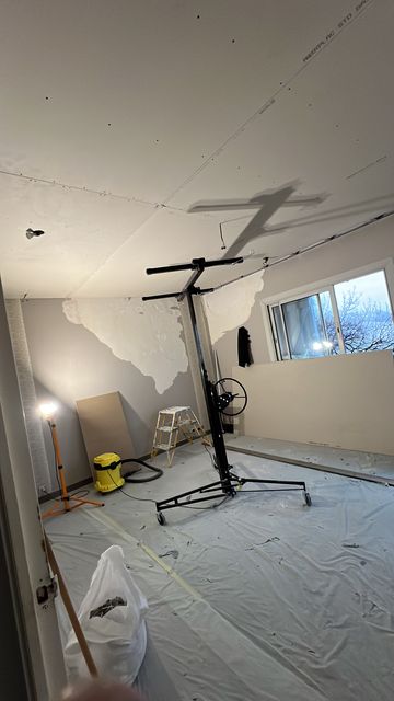 Structure de faux plafond et gaine d'extraction en cours de renovation avant peinture