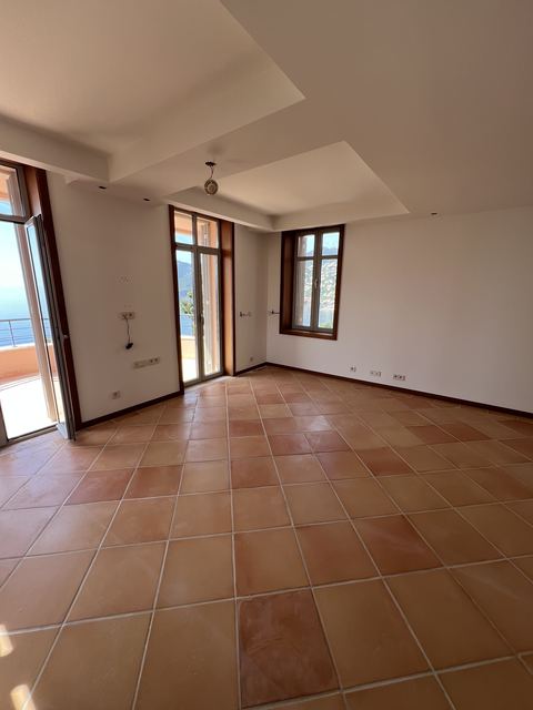 Mur en carrelage terre cuite et escalier repeint, finition chaleureuse Villeneuve-Loubet