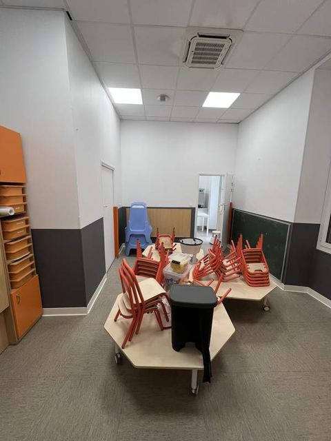 Salle d'activites pour enfants repeinte, mobilier colore