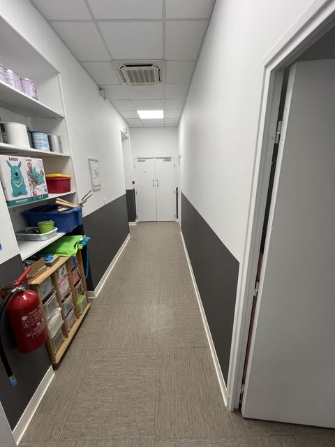 Local de rangement de creche repeint en blanc, finition soignee