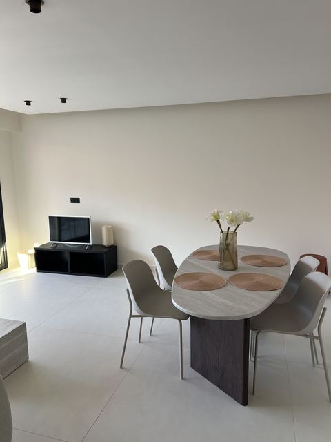 Salle a manger repeinte avec table et chaises design, rendu final moderne Villeneuve-Loubet